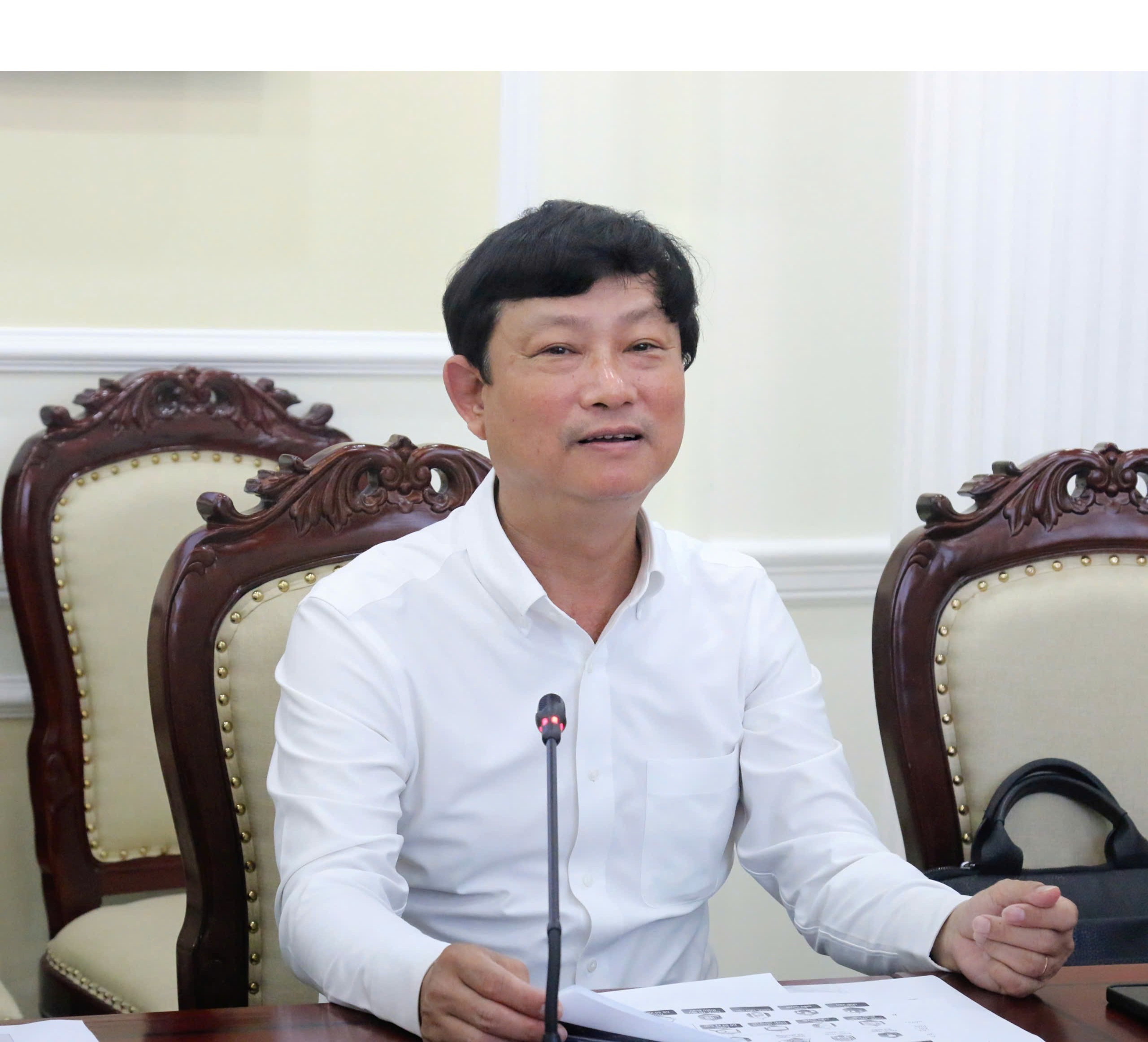 CHỦ TỊCH HỘI ĐỒNG NHÂN DÂN THÀNH PHỐ NGHE BÁO CÁO KHUNG KIẾN TRÚC DỮ LIỆU CỦA HỘI ĐỒNG NHÂN DÂN THÀNH PHỐ