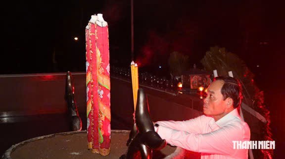 Bí thư Thành ủy TP.HCM Trần Lưu Quang thắp nến tri ân ở Nghĩa trang Hàng Dương