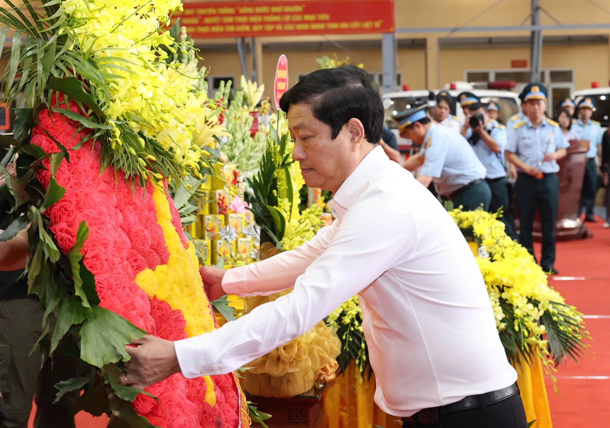 Trang nghiêm đón 7.104 mẫu sinh phẩm hài cốt liệt sĩ tại sân bay Gia Lâm