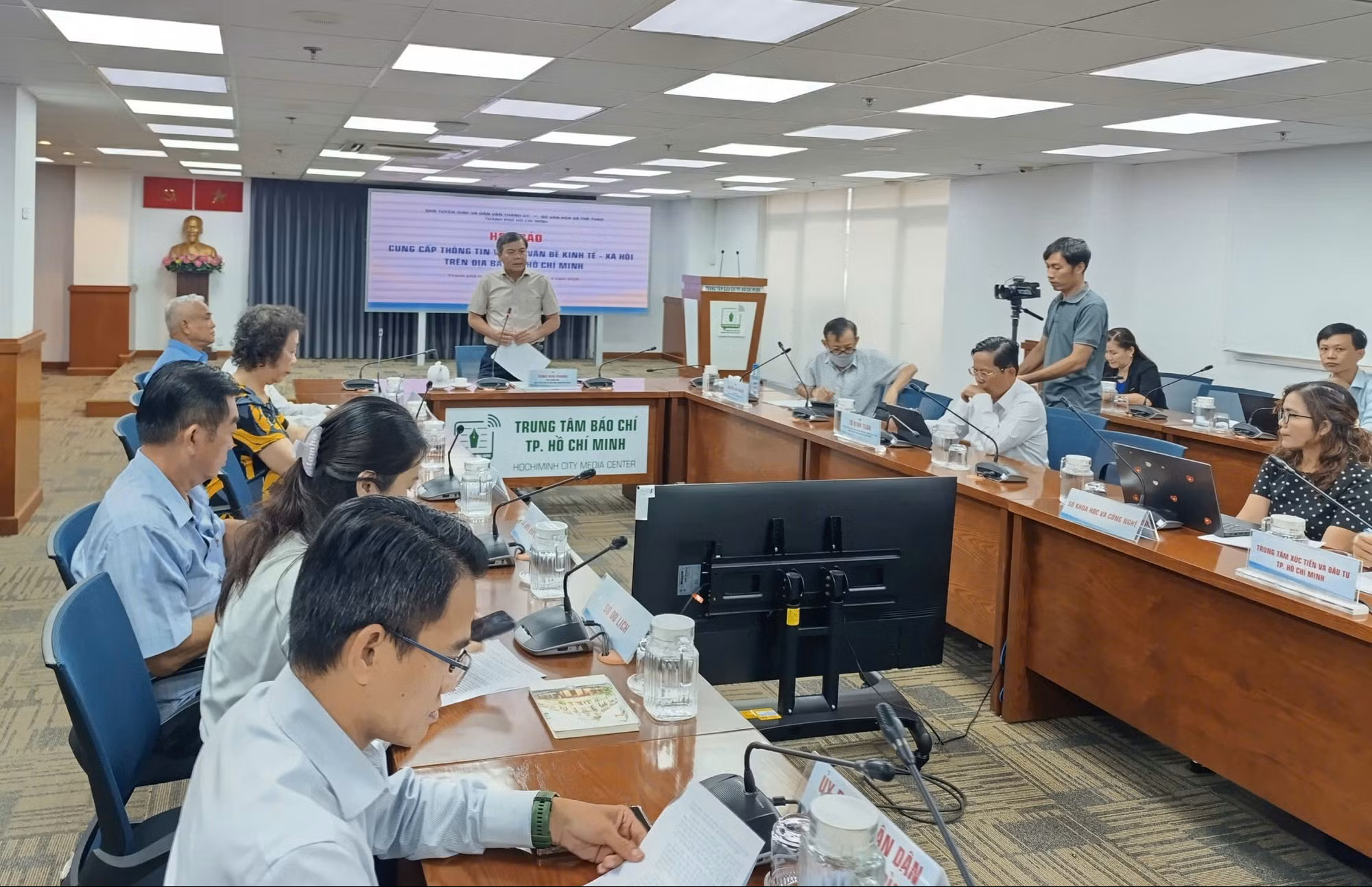 TP Hồ Chí Minh yêu cầu không đùn đẩy, né tránh trong việc cung cấp thông tin báo chí