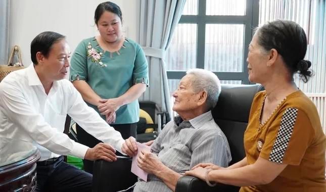 Phó Chủ tịch Thường trực HĐND TPHCM thăm các thương binh tiêu biểu