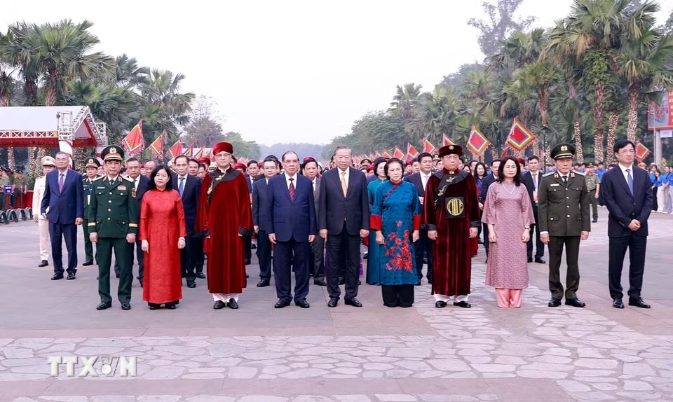 Tổng Bí thư, Chủ tịch nước Tô Lâm dâng hương tưởng niệm các Vua Hùng tại Phú Thọ