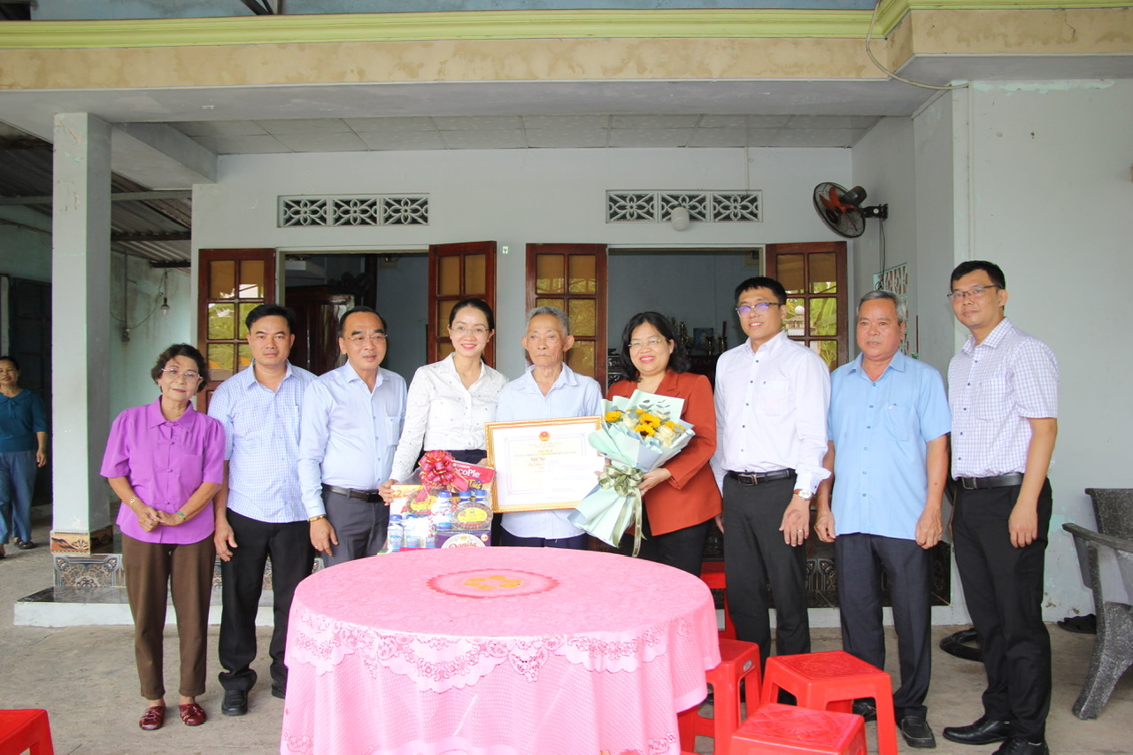 ĐỒNG CHÍ NGUYỄN TRƯỜNG NHẬT PHƯỢNG THĂM, CHÚC THỌ NGƯỜI CAO TUỔI TIÊU BIỂU TẠI CÁC XÃ AN LONG VÀ XÃ PHƯỚC HÒA