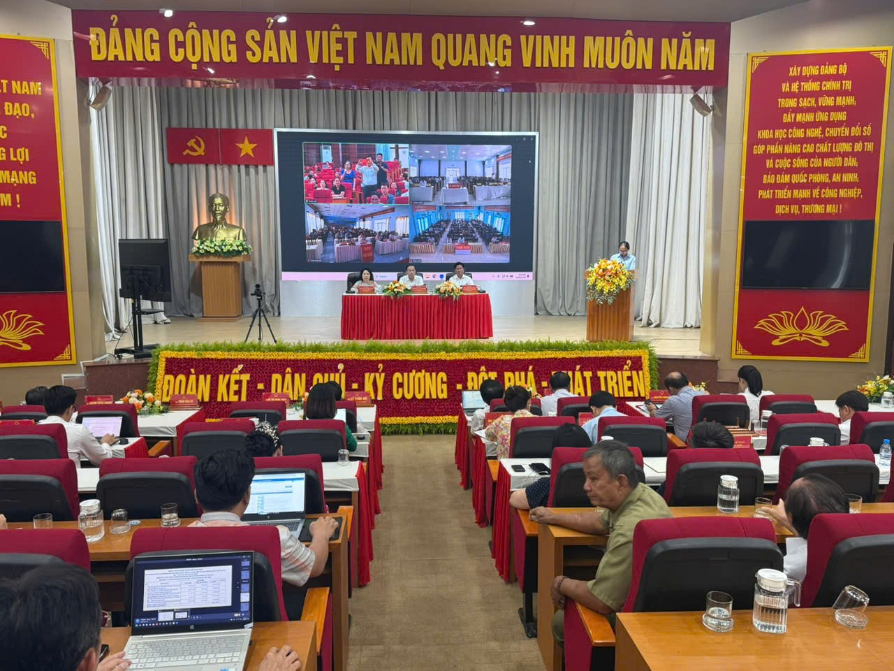 TỔ ĐẠI BIỂU SỐ 11 HỘI ĐỒNG NHÂN DÂN THÀNH PHỐ TIẾP XÚC CỬ TRI TRƯỚC KỲ HỌP THỨ BA - HĐND THÀNH PHỐ, KHÓA XI