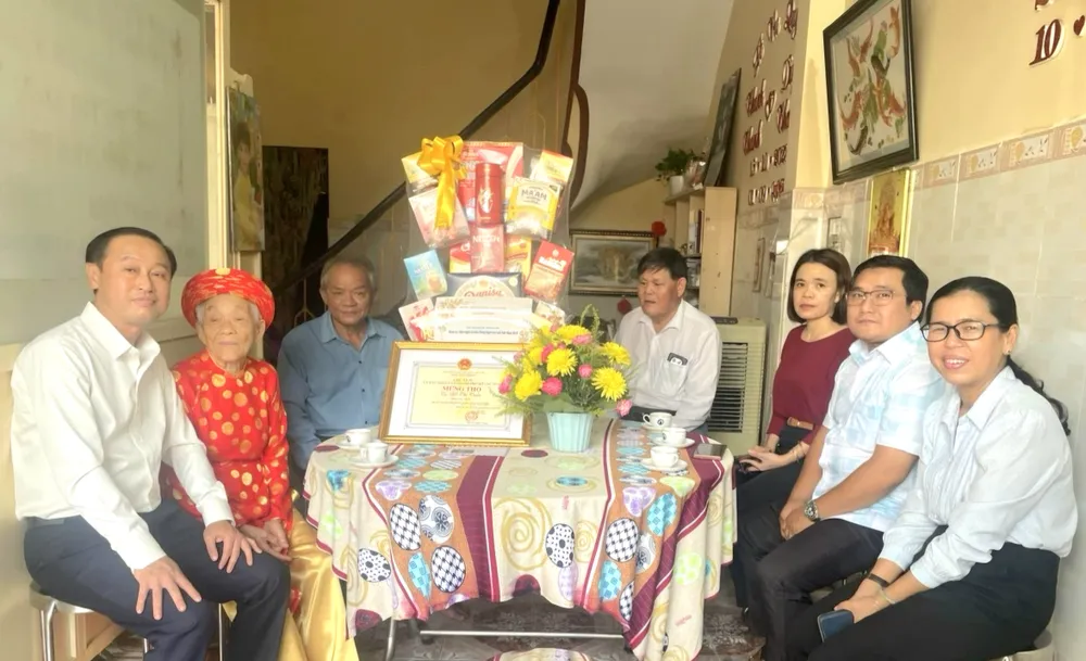 Lãnh đạo TPHCM thăm, chúc thọ người cao tuổi tiêu biểu