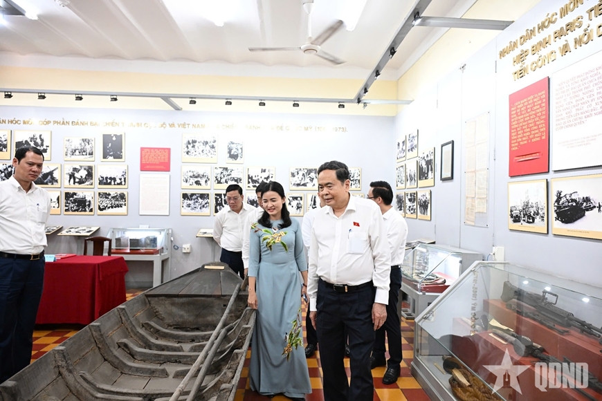 Chủ tịch Quốc hội Trần Thanh Mẫn dâng hương tại Di tích lịch sử văn hóa quốc gia Dinh quận Hóc Môn