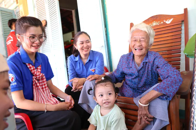 Màu áo xanh sưởi ấm lòng Mẹ Việt Nam Anh hùng