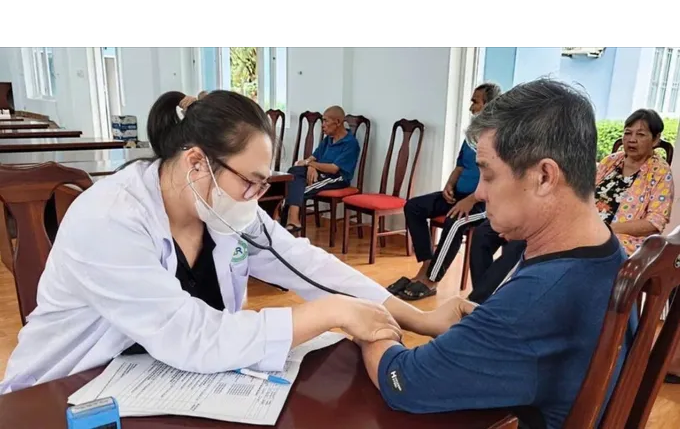 Gỡ “nút thắt” bảo hiểm y tế cho người yếu thế