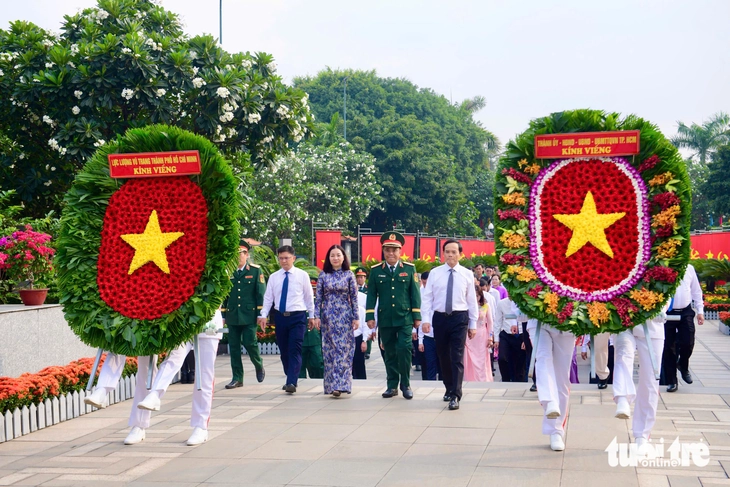 Lãnh đạo TP.HCM dâng hương tưởng nhớ Chủ tịch Hồ Chí Minh, các Anh hùng liệt sĩ