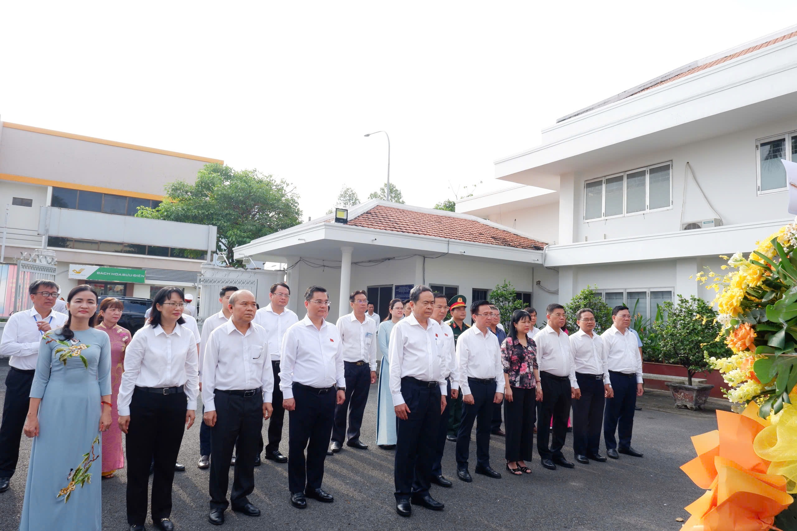 Chủ tịch Quốc hội Trần Thanh Mẫn dâng hương tại Di tích lịch sử văn hóa quốc gia Dinh Quận Hóc Môn