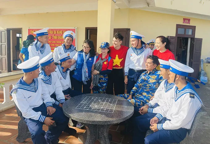 Hành trình đến với Trường Sa: Mang ra tình cảm, mang về niềm tin