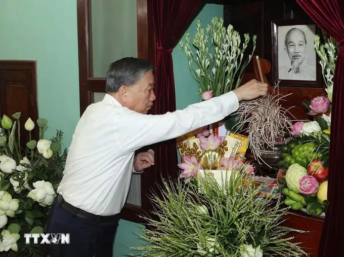 Tổng Bí thư, Chủ tịch nước Tô Lâm dâng hương tưởng nhớ Chủ tịch Hồ Chí Minh