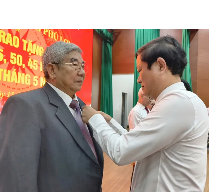 Trao Huy hiệu Đảng đến 59 đảng viên tại phường Phú Lợi (TPHCM)