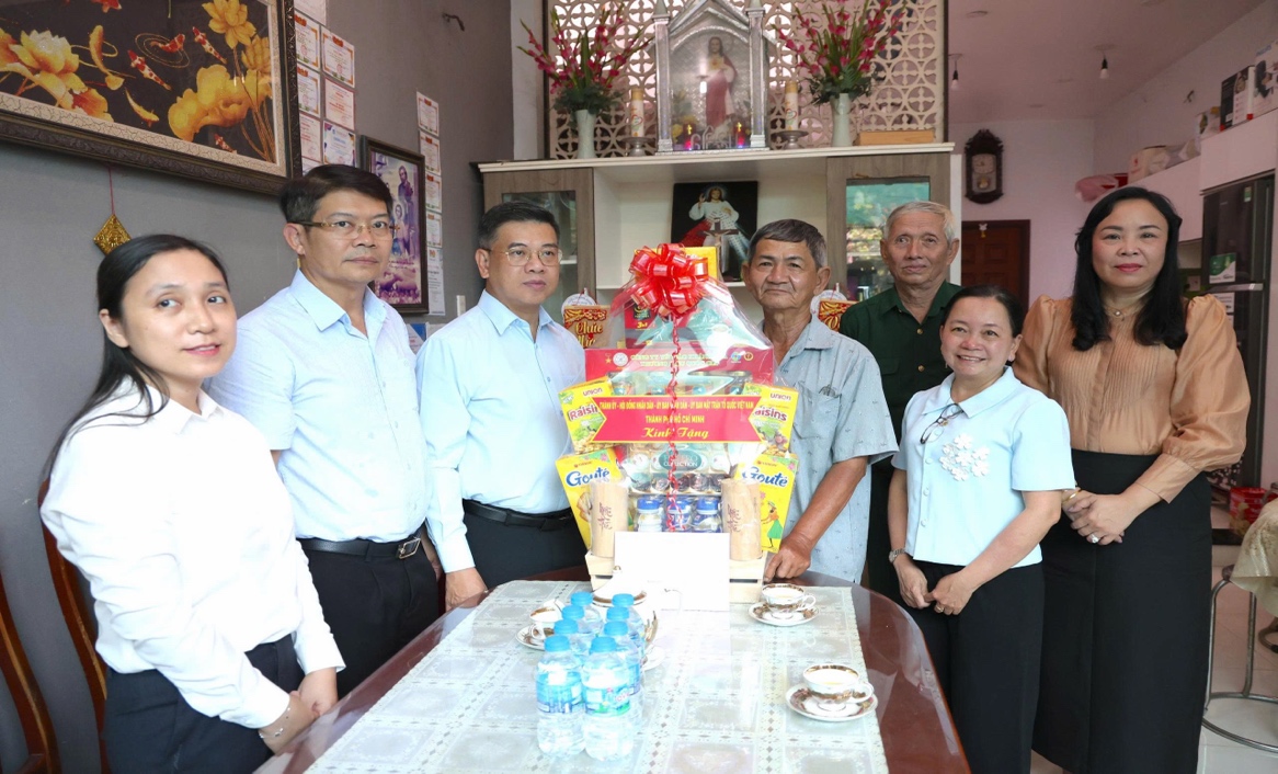 Đoàn Lãnh đạo TPHCM thăm hỏi, tri ân gia đình chính sách, người có công