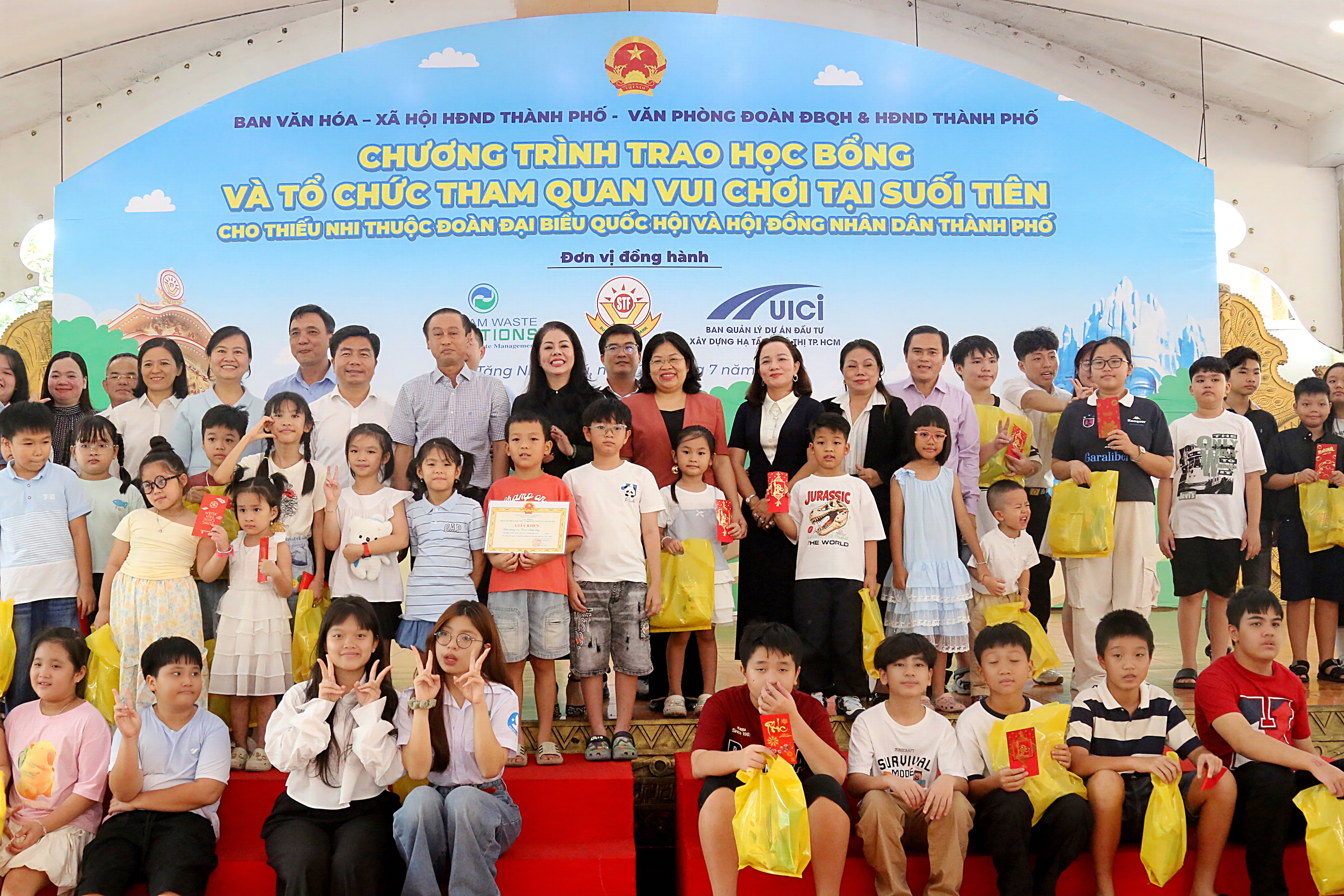 Trao học bổng cho 98 học sinh là con Cán bộ công chức người lao động Đoàn ĐBQH và HĐND Thành phố