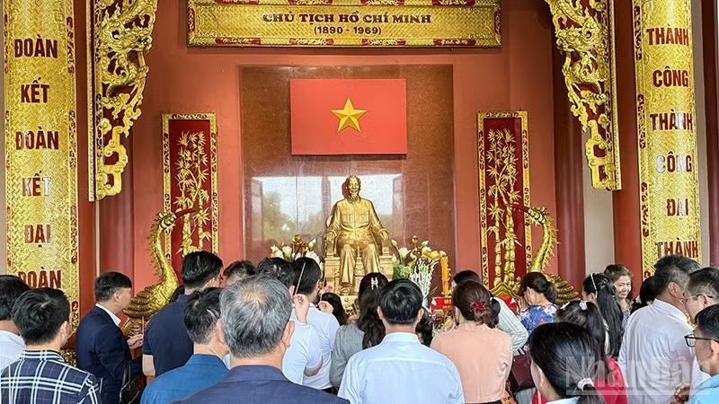 Chuỗi hoạt động kỷ niệm 136 năm Ngày sinh Chủ tịch Hồ Chí Minh tại Lào