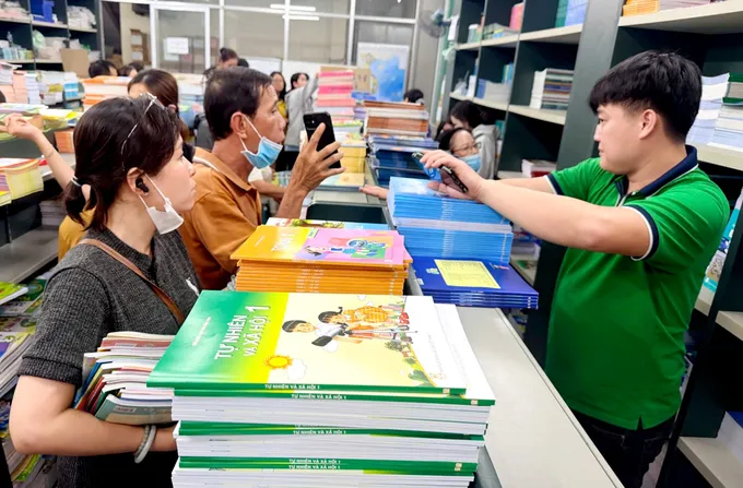Thiếu cơ chế phối hợp trong đặt hàng, in ấn, cung ứng sách giáo khoa: Bộ Giáo dục và Đào tạo nhận trách nhiệm