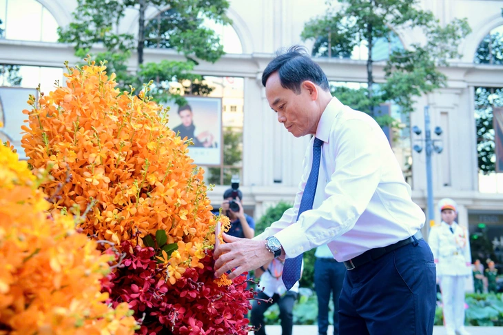 Lãnh đạo TP.HCM dâng hoa tưởng nhớ Chủ tịch Hồ Chí Minh dịp 50 năm thành phố mang tên Bác
