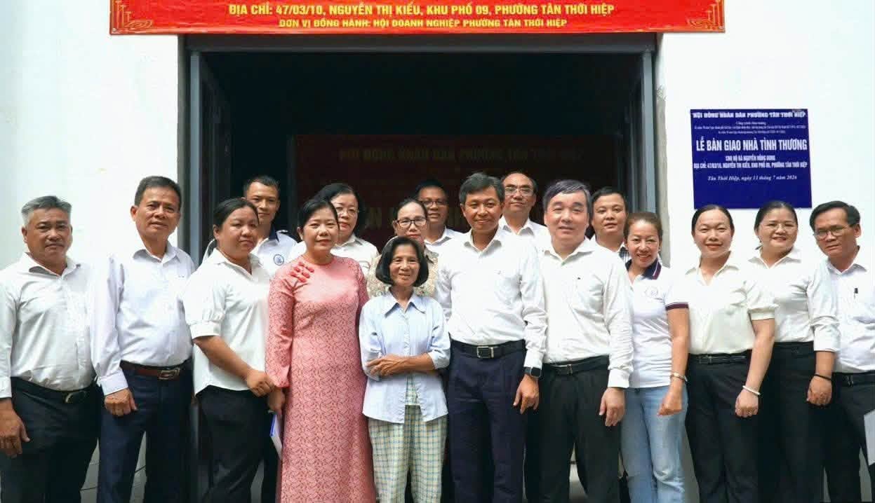 LỄ BÀN GIAO NHÀ TÌNH THƯƠNG CHO HỘ CẬN NGHÈO