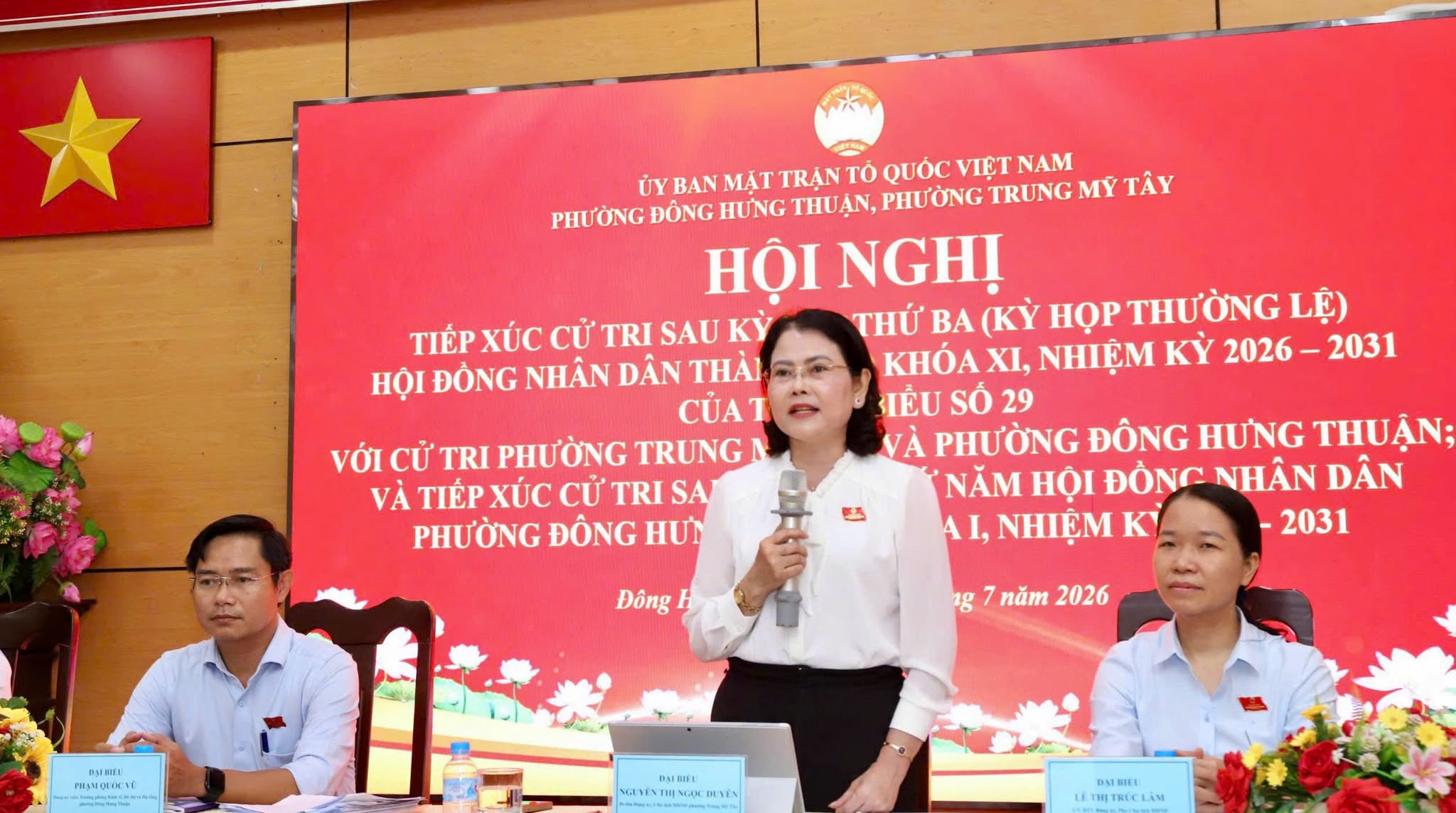 TỔ ĐẠI BIỂU SỐ 29 HỘI ĐỒNG NHÂN DÂN THÀNH PHỐ HỒ CHÍ MINH TIẾP XÚC VỚI CỬ TRI PHƯỜNG TRUNG MỸ TÂY VÀ PHƯỜNG ĐÔNG HƯNG THUẬN SAU KỲ HỌP THỨ BA
