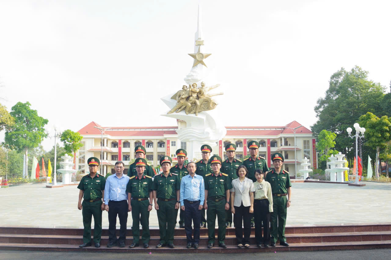 Phó Chủ tịch HĐND Thành phố Huỳnh Thanh Nhân thăm cán bộ, chiến sĩ và các gia đình chính sách nhân dịp Xuân Bính Ngọ 2026