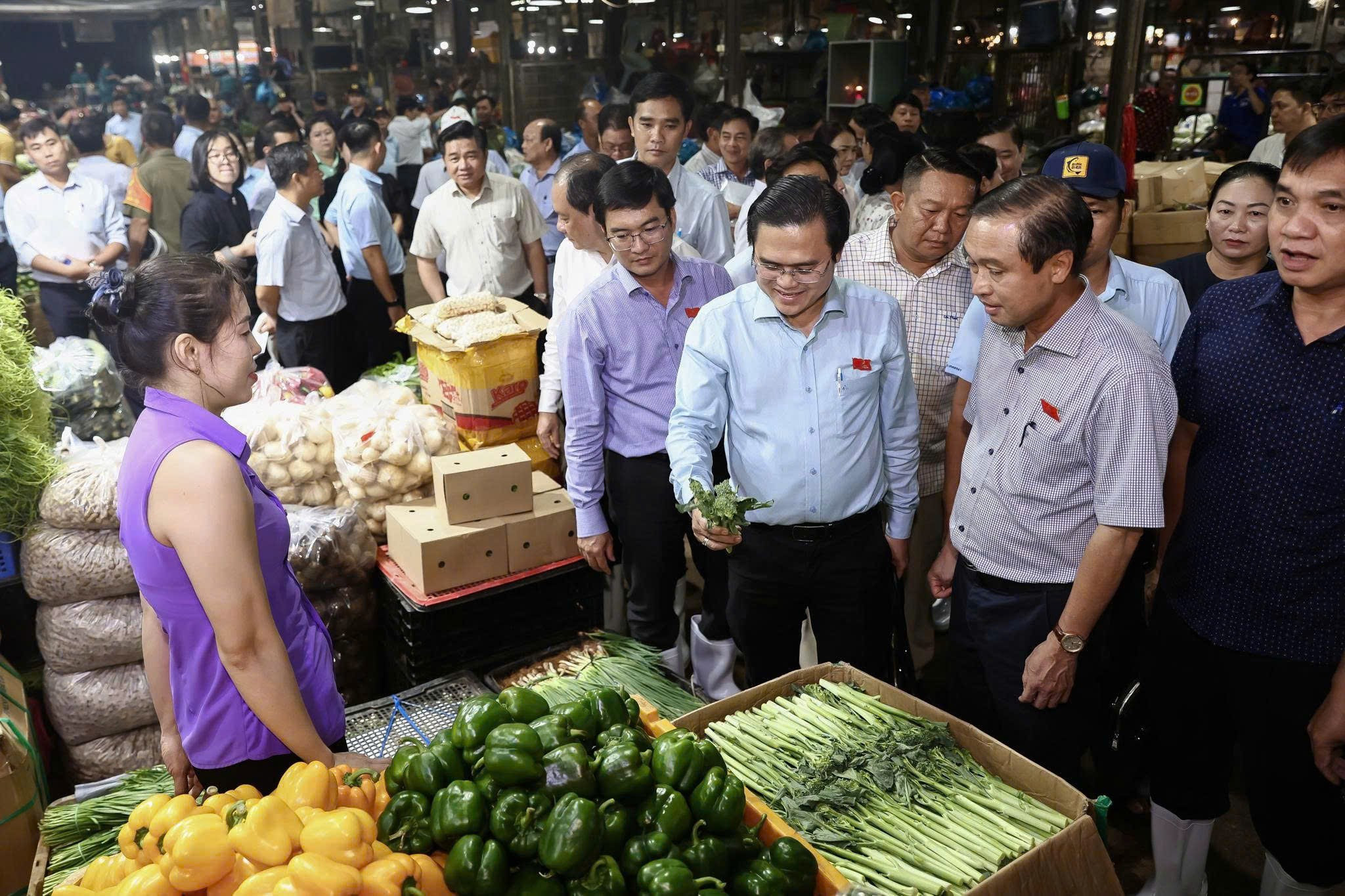 TP. Hồ Chí Minh: Giám sát an toàn thực phẩm từ "mắt xích" nguồn cung đến bếp ăn tập thể