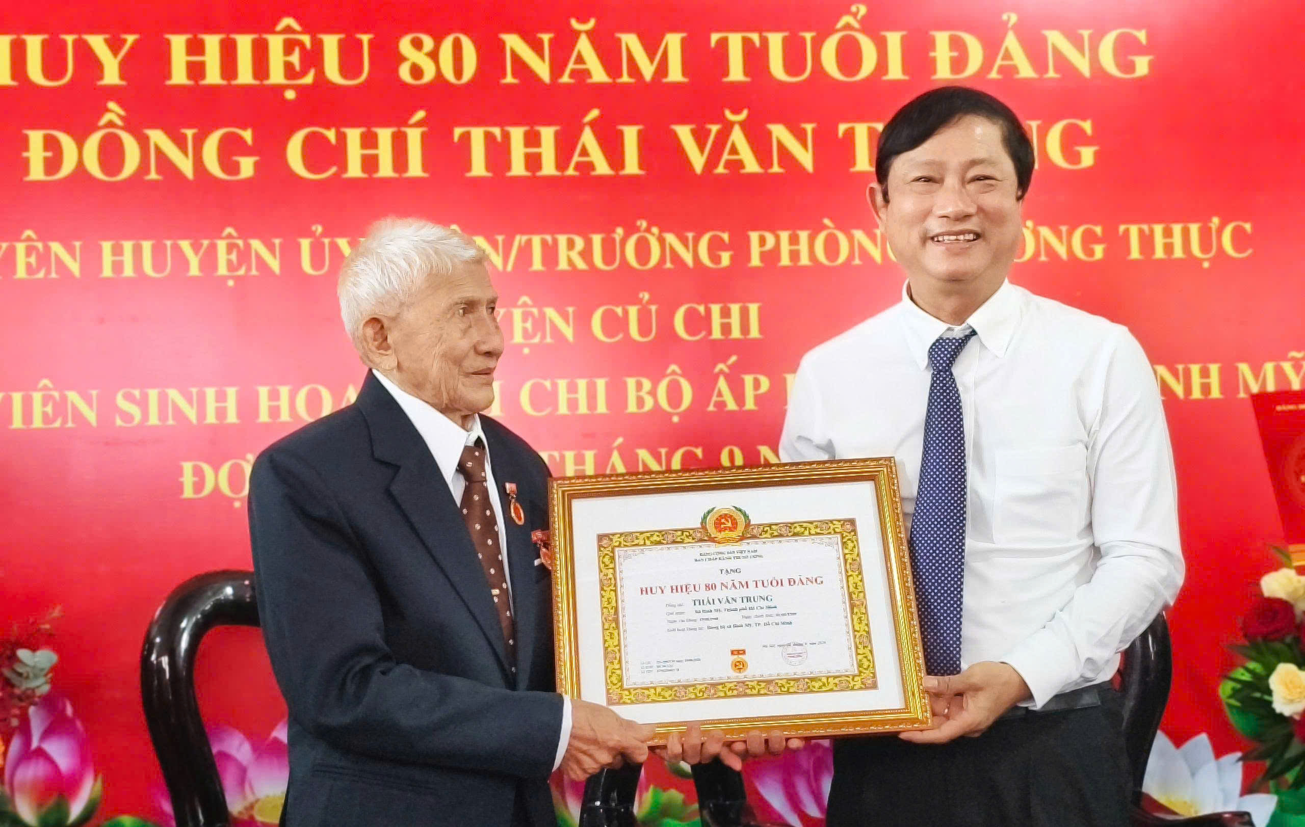 Trọn vẹn niềm tin với Đảng: Chủ tịch HĐND Thành phố trao Huy hiệu 80 năm tuổi Đảng cho các đồng chí đảng viên lão thành