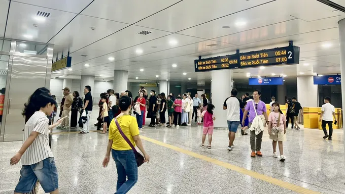 Ngày 14-10, Metro số 1 Bến Thành - Suối Tiên tăng chuyến phục vụ người dân tri ân liệt sĩ