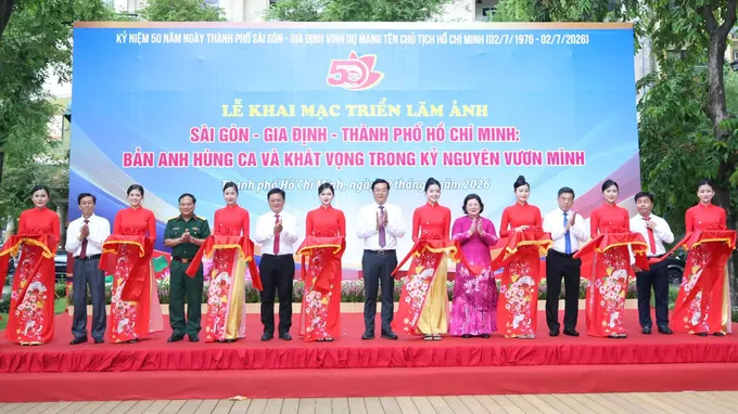 Triển lãm 185 ảnh tư liệu kể về hành trình 50 năm TPHCM mang tên Bác
