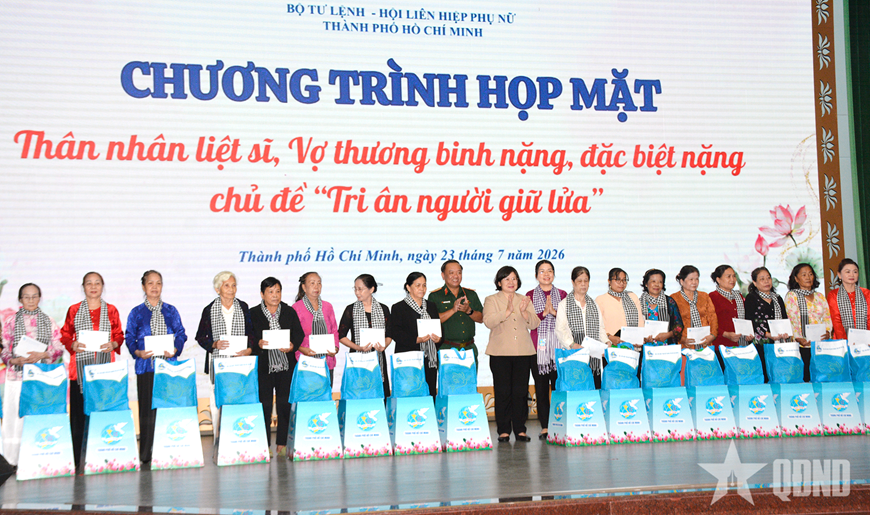 TP Hồ Chí Minh: Xúc động trao ảnh liệt sĩ phục dựng tặng thân nhân liệt sĩ