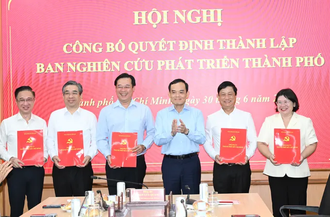 Công bố quyết định thành lập Ban Nghiên cứu phát triển TPHCM