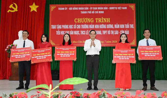 Lãnh đạo TPHCM trao tặng phòng học số cho các trường học ở đặc khu Côn Đảo