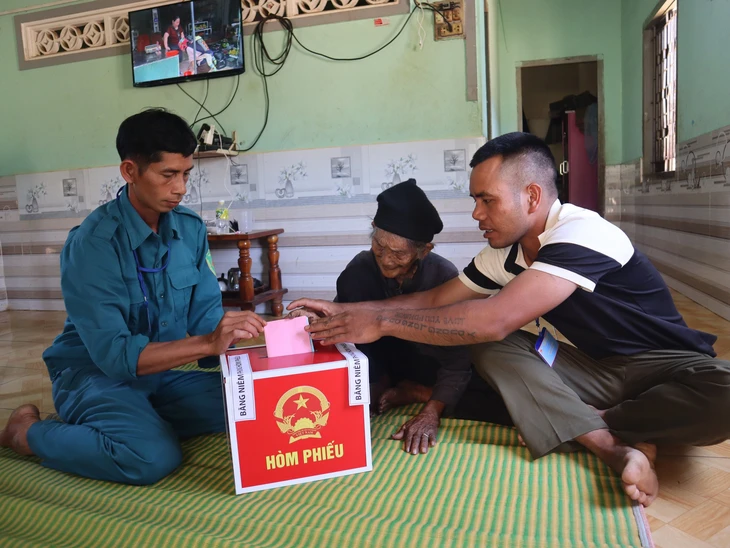 Thùng phiếu bầu cử đến tận nhà Mẹ Việt Nam anh hùng 101 tuổi