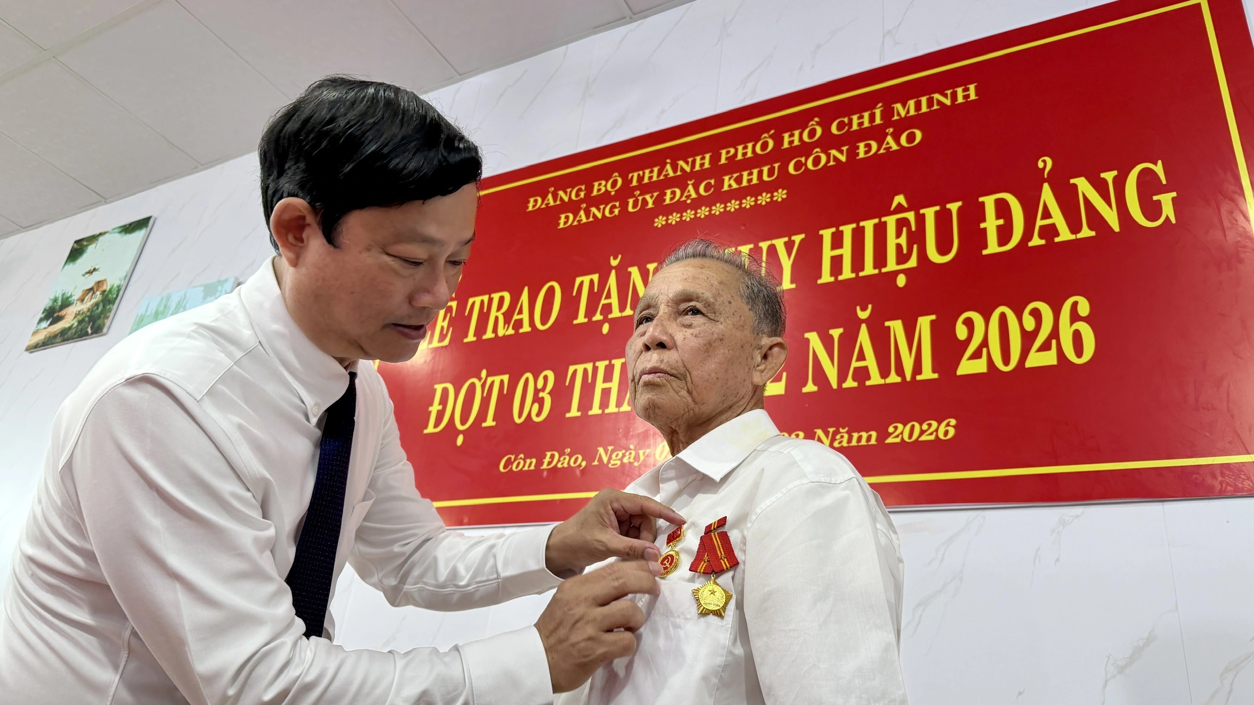 Lãnh đạo TP.HCM trao Huy hiệu 60 năm tuổi Đảng tại đặc khu Côn Đảo