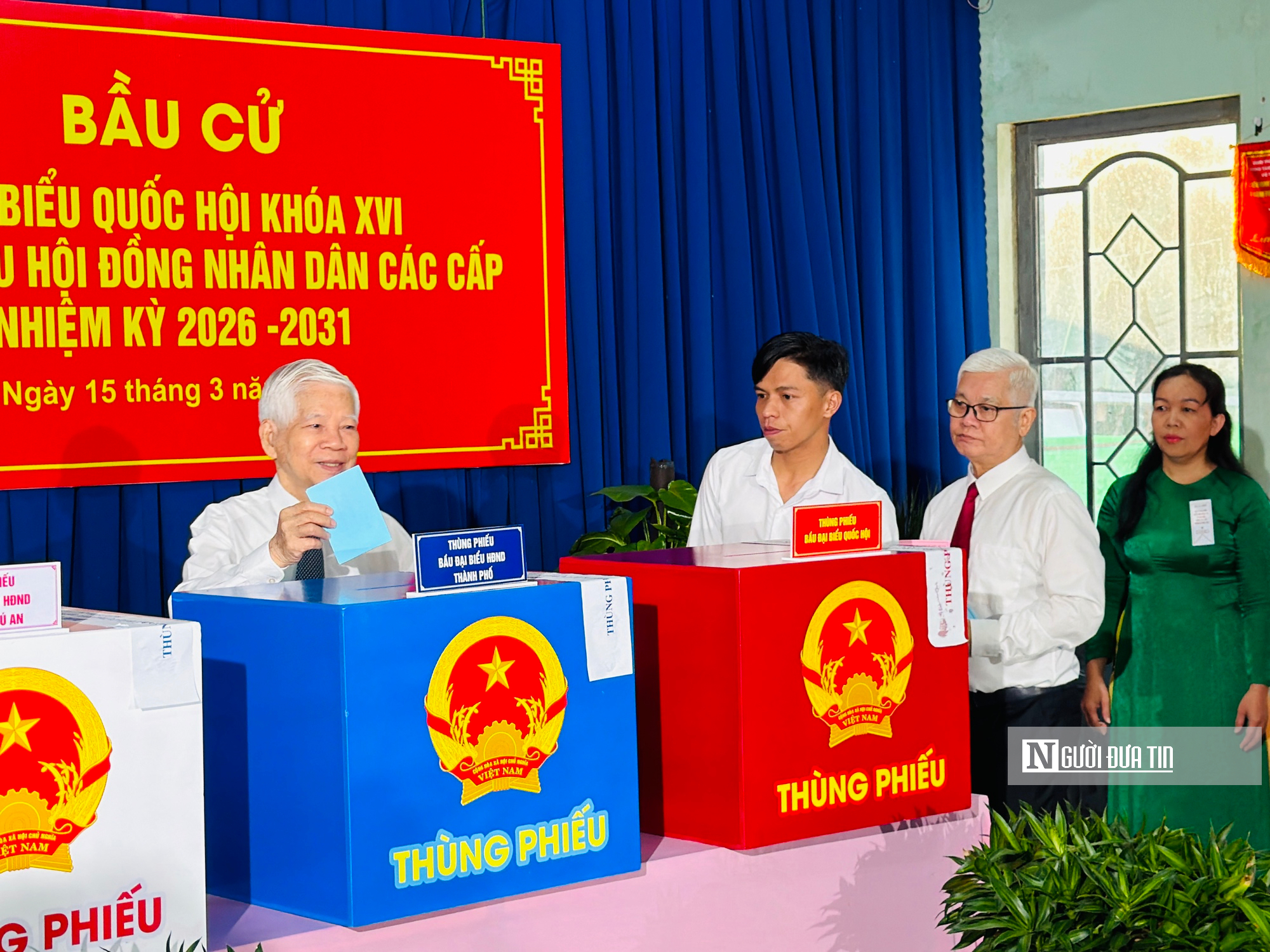 Nguyên Chủ tịch nước Nguyễn Minh Triết cùng nhiều cử tri đi bầu cử