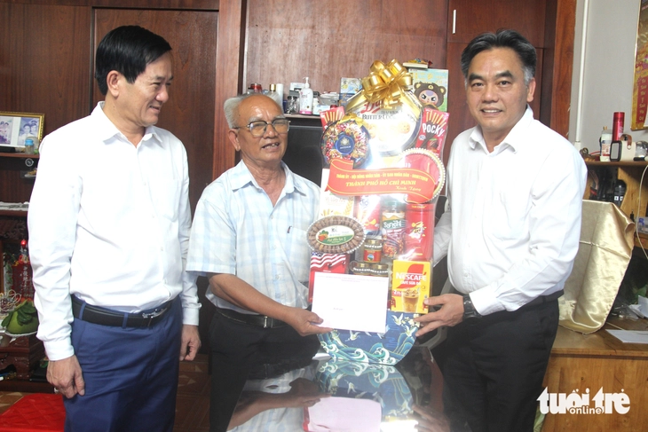 Phó chủ tịch thường trực UBND TP.HCM Nguyễn Lộc Hà thăm thương binh tại Dĩ An, An Phú