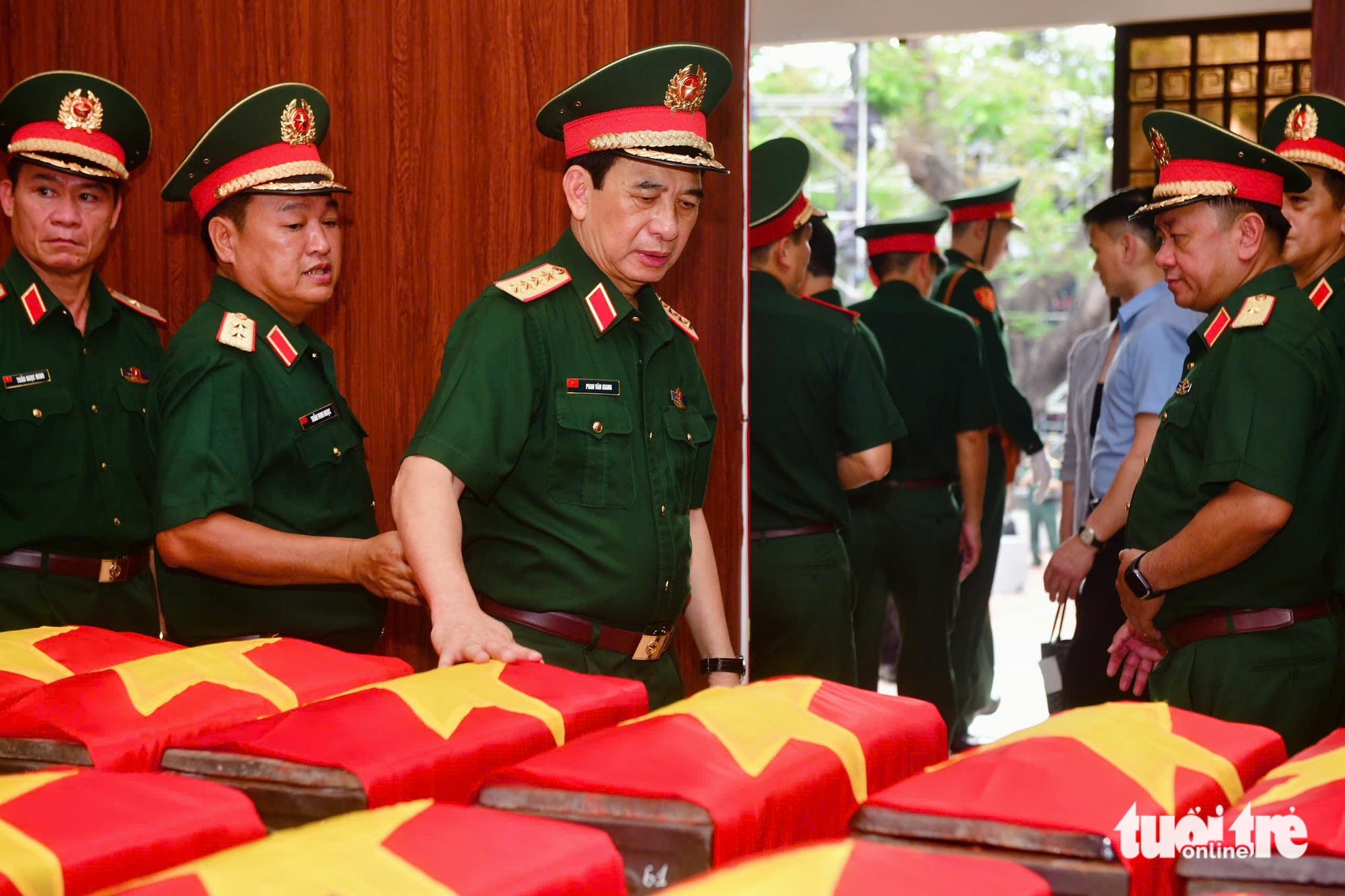 Đại tướng Phan Văn Giang dâng hương tưởng niệm các anh hùng liệt sĩ tại công viên Lê Thị Riêng