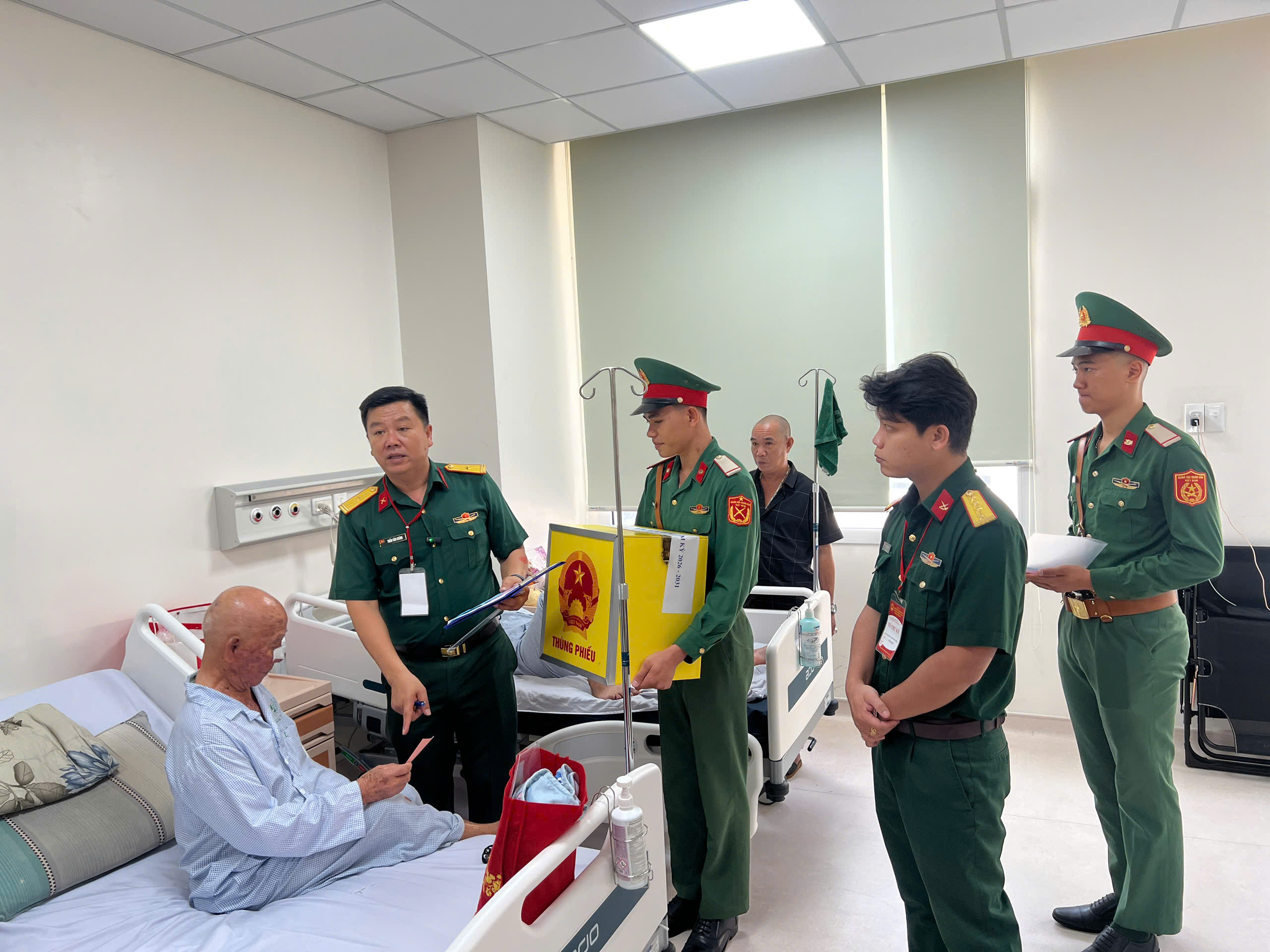 TP Hồ Chí Minh: Bệnh nhân thực hiện quyền bầu cử ngay tại bệnh viện