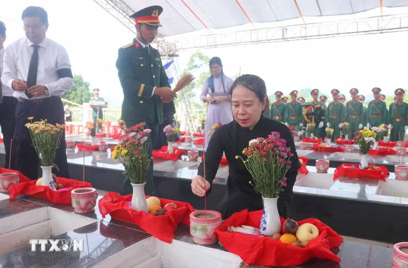 Phó Chủ tịch nước Võ Thị Ánh Xuân dự Lễ truy điệu, an táng hài cốt liệt sỹ tại tỉnh An Giang