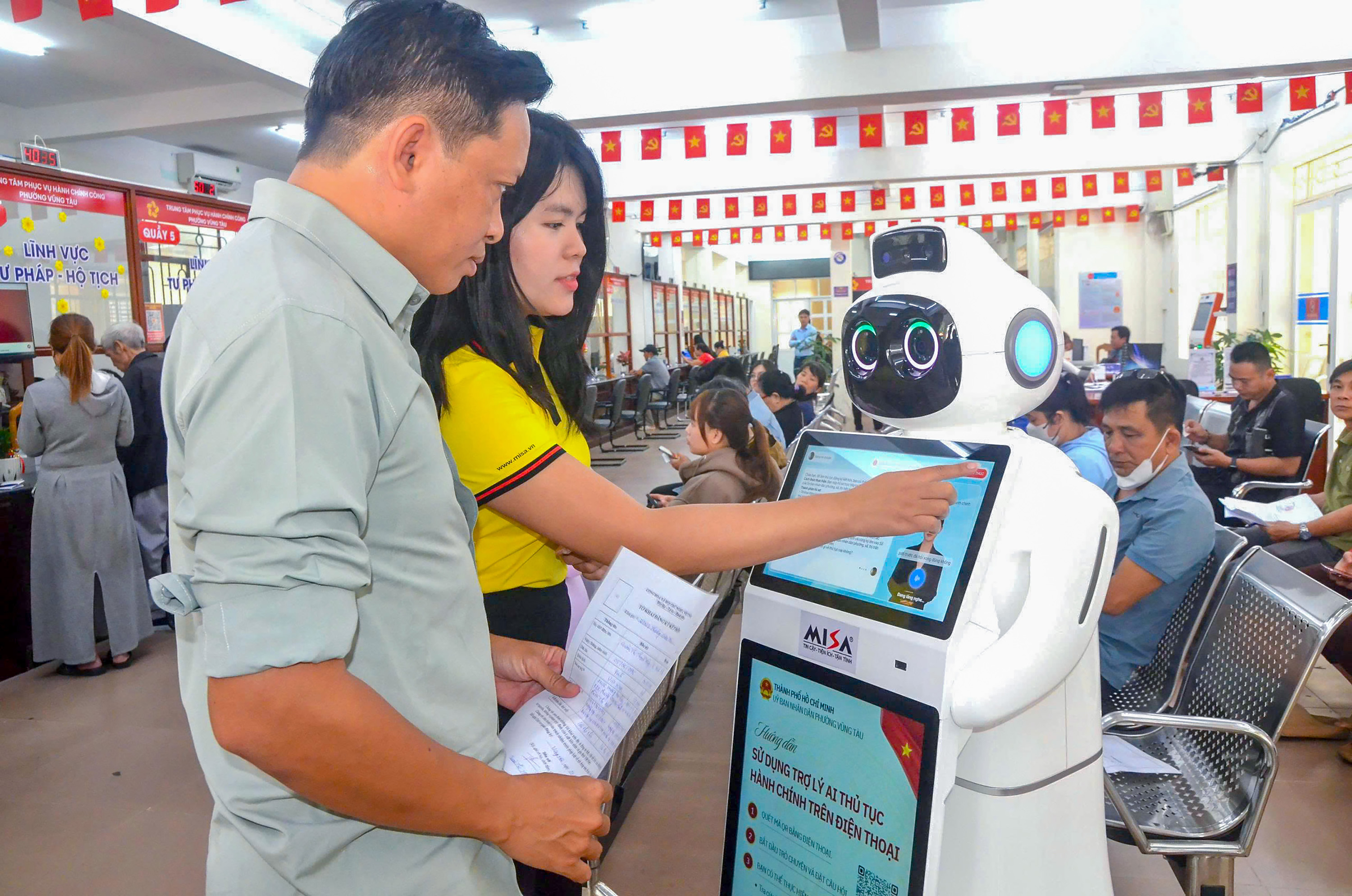 Sự thật đánh bật những tiếng nói lạc điệu - Bài 2: Đập tan luận điệu xuyên tạc “khủng hoảng bộ máy”