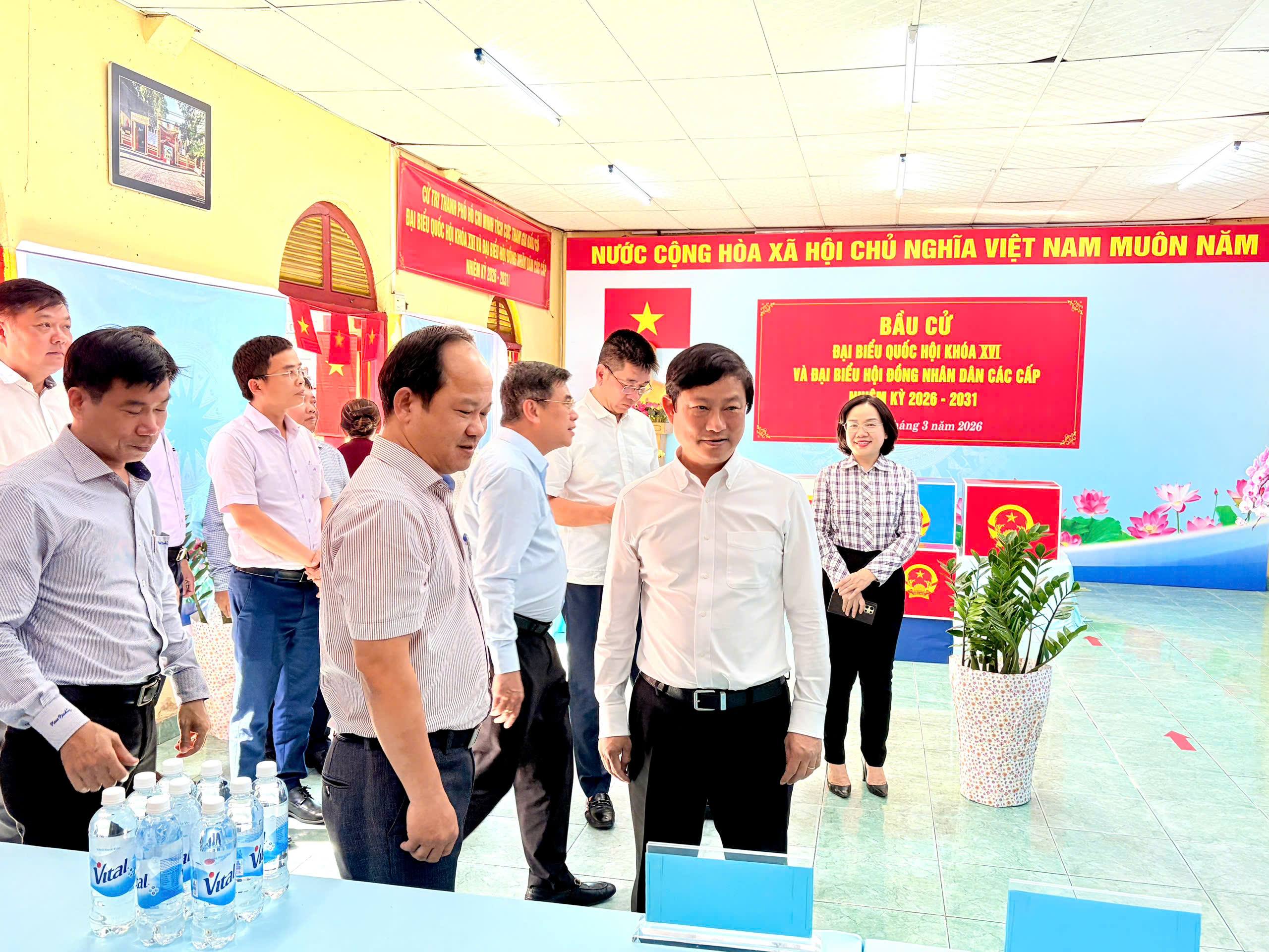 Đồng chí Võ Văn Minh kiểm tra công tác chuẩn bị bầu cử tại các phường Tân Định, Phú Nhuận và Tân Sơn Nhất