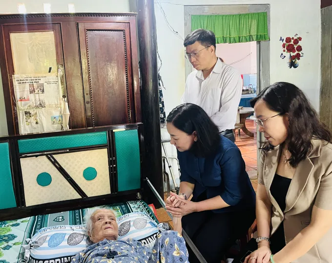 Đồng chí Trương Thị Bích Hạnh thăm, tri ân Mẹ Việt Nam Anh hùng