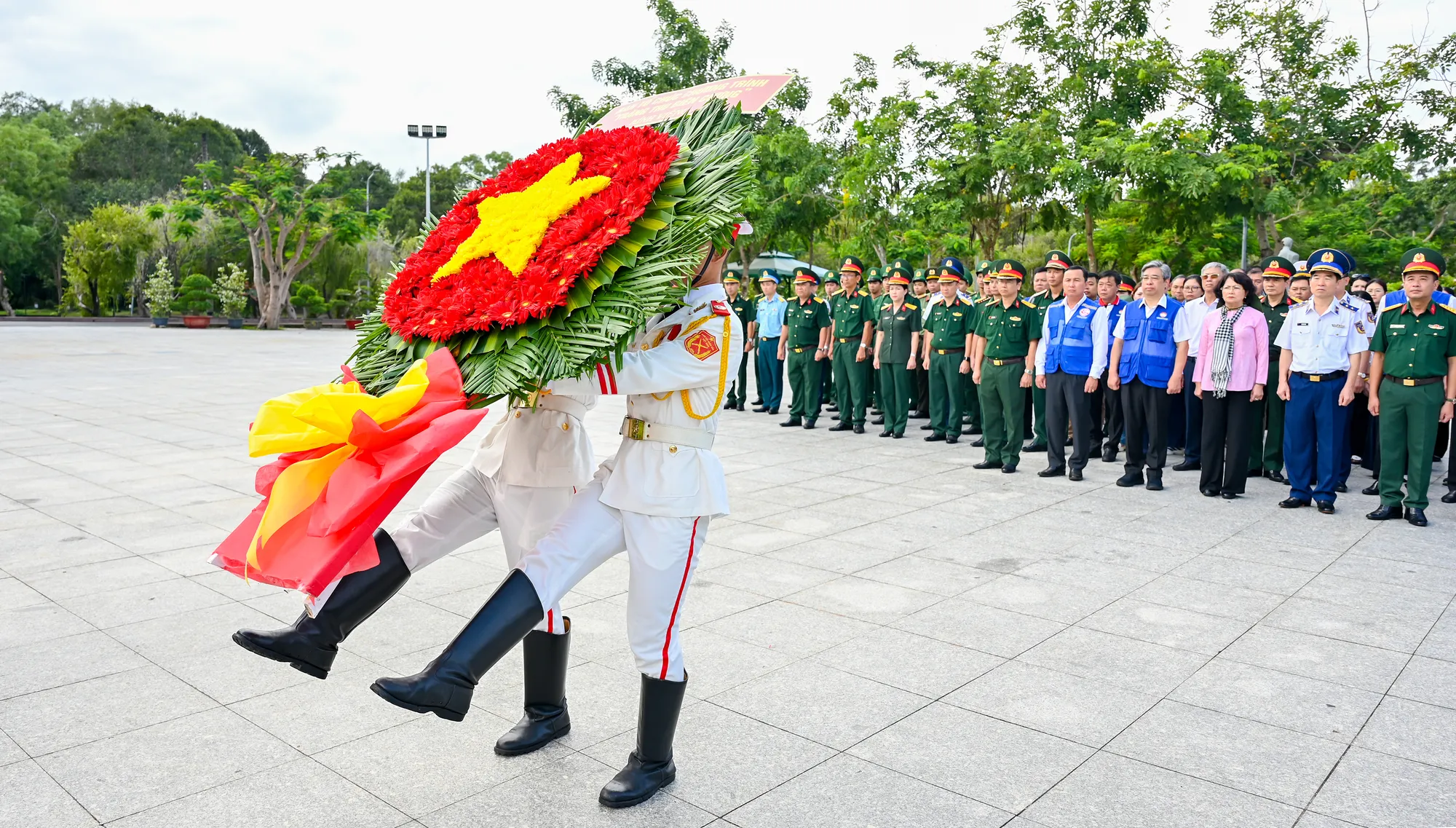 Đoàn công tác Trung ương và TPHCM dâng hương Anh hùng liệt sĩ tại Côn Đảo