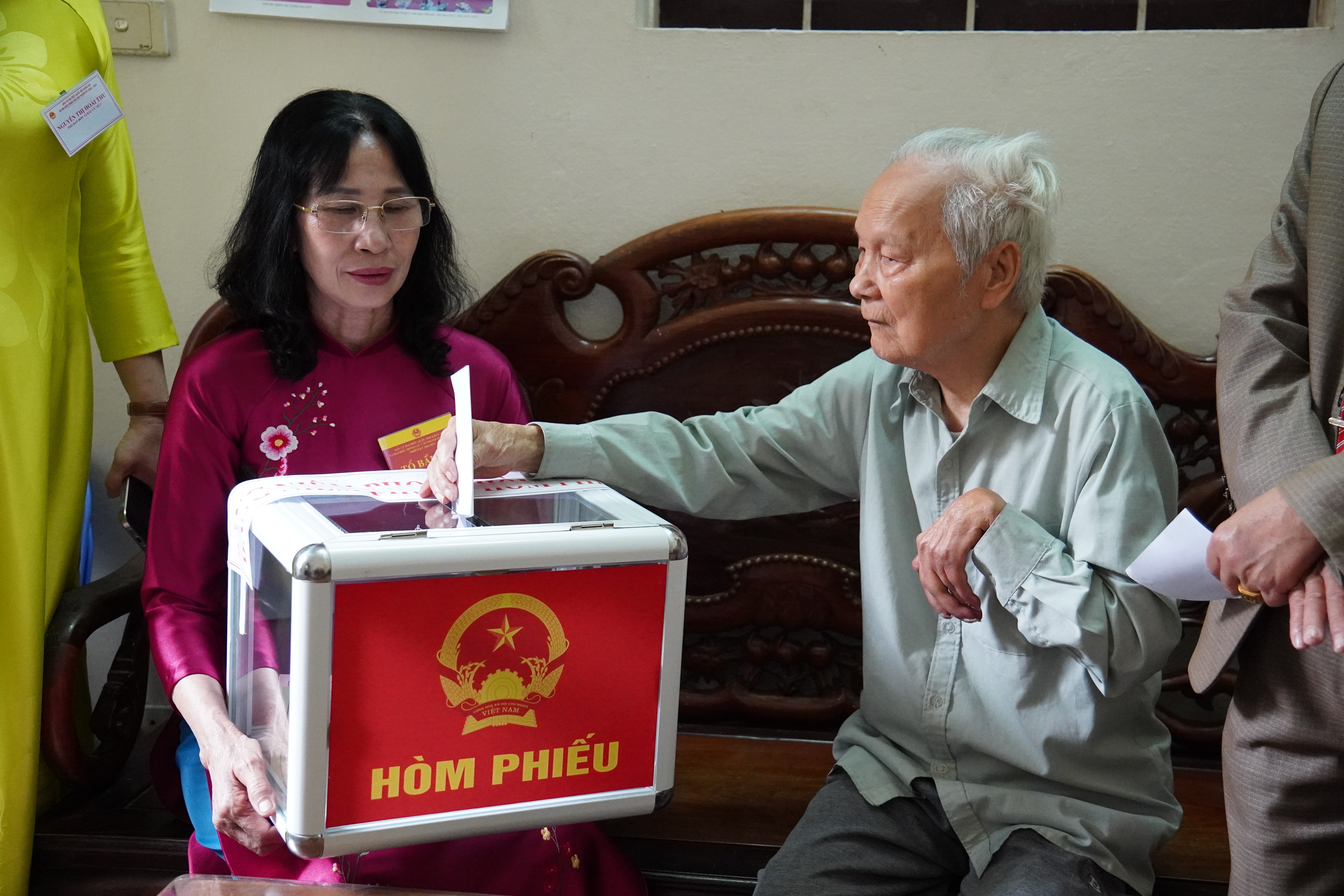 Đưa hòm phiếu lưu động đến tận nhà cử tri yếu thế