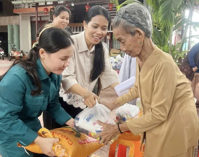 Học Bác từ những việc nhỏ
