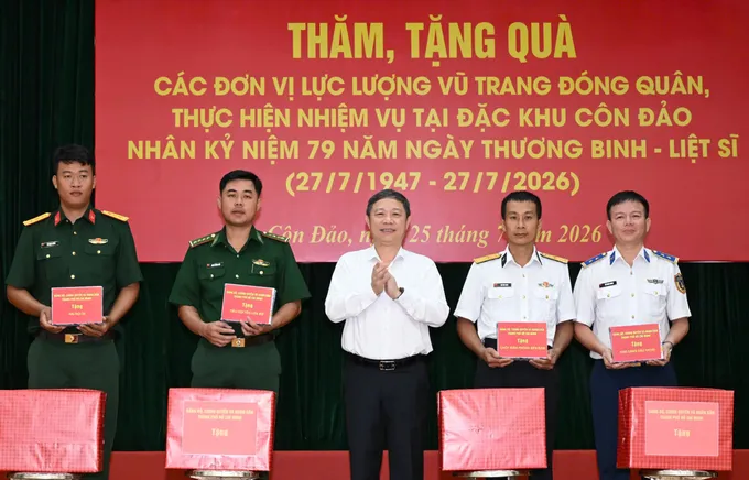 Lãnh đạo TPHCM thăm, động viên lực lượng vũ trang ở Côn Đảo