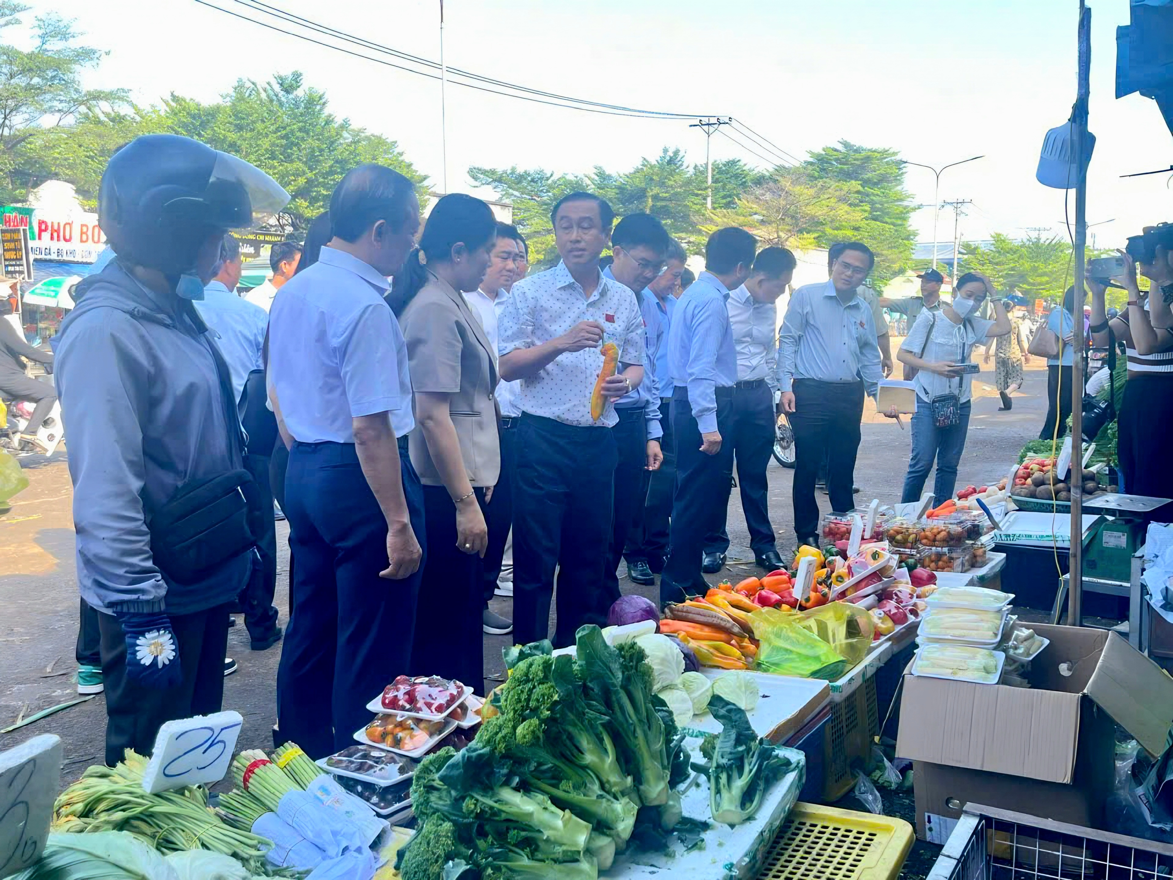 TP.HCM: GIÁM SÁT THỰC ĐỊA TẠI CHỢ ĐẦU MỐI THỦ ĐỨC VỀ AN TOÀN THỰC PHẨM