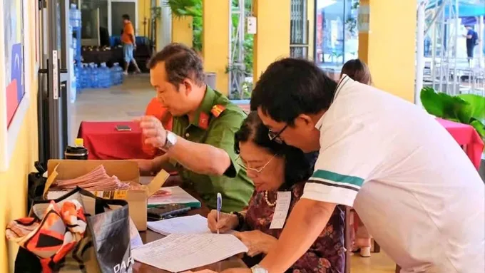 Những người thầm lặng phía sau ngày hội toàn dân