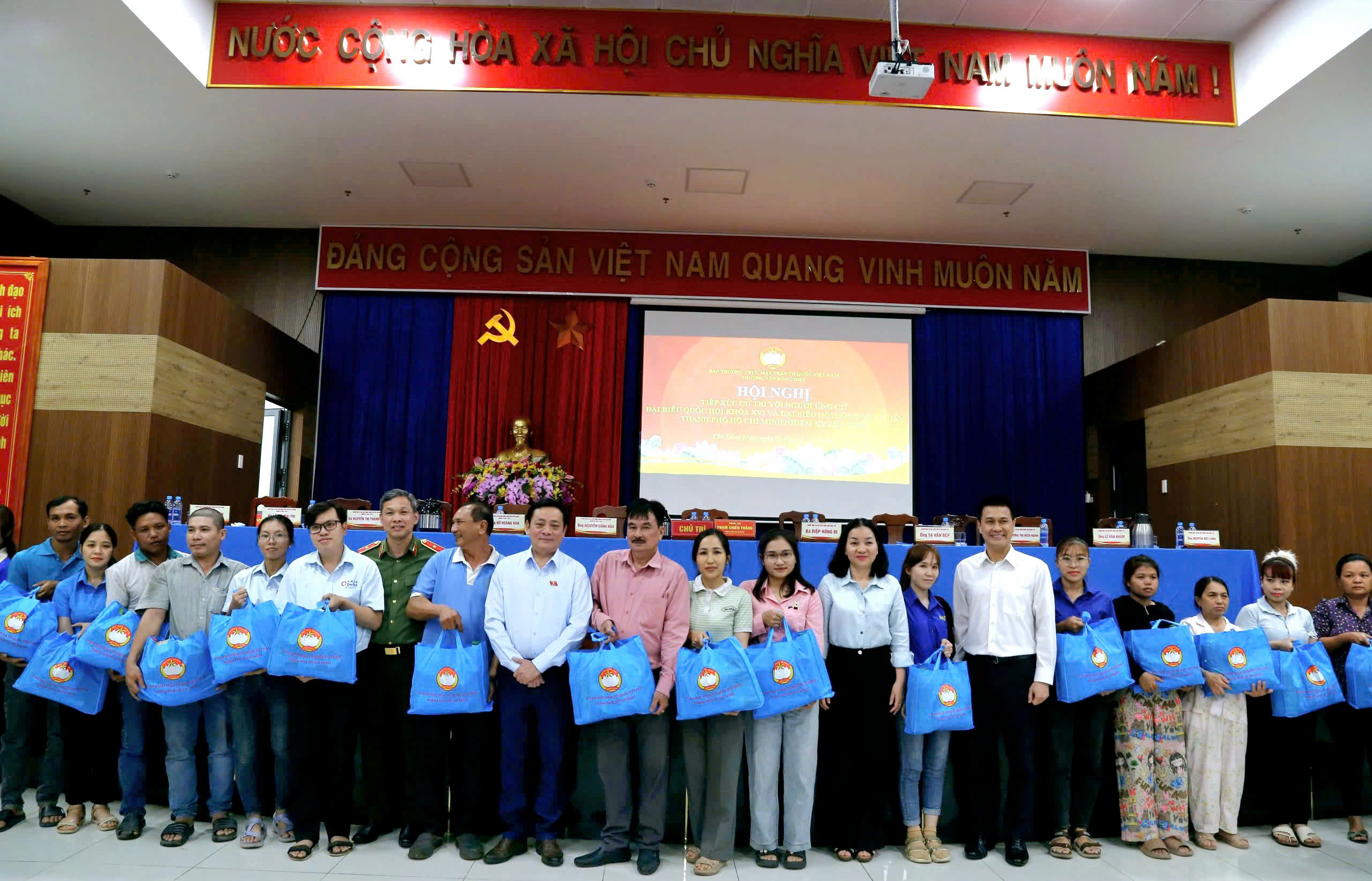 Tiếp xúc ứng cử viên ĐBQH và HĐND TPHCM: Công nhân nói tiền lương chỉ đủ sống, không có tích luỹ