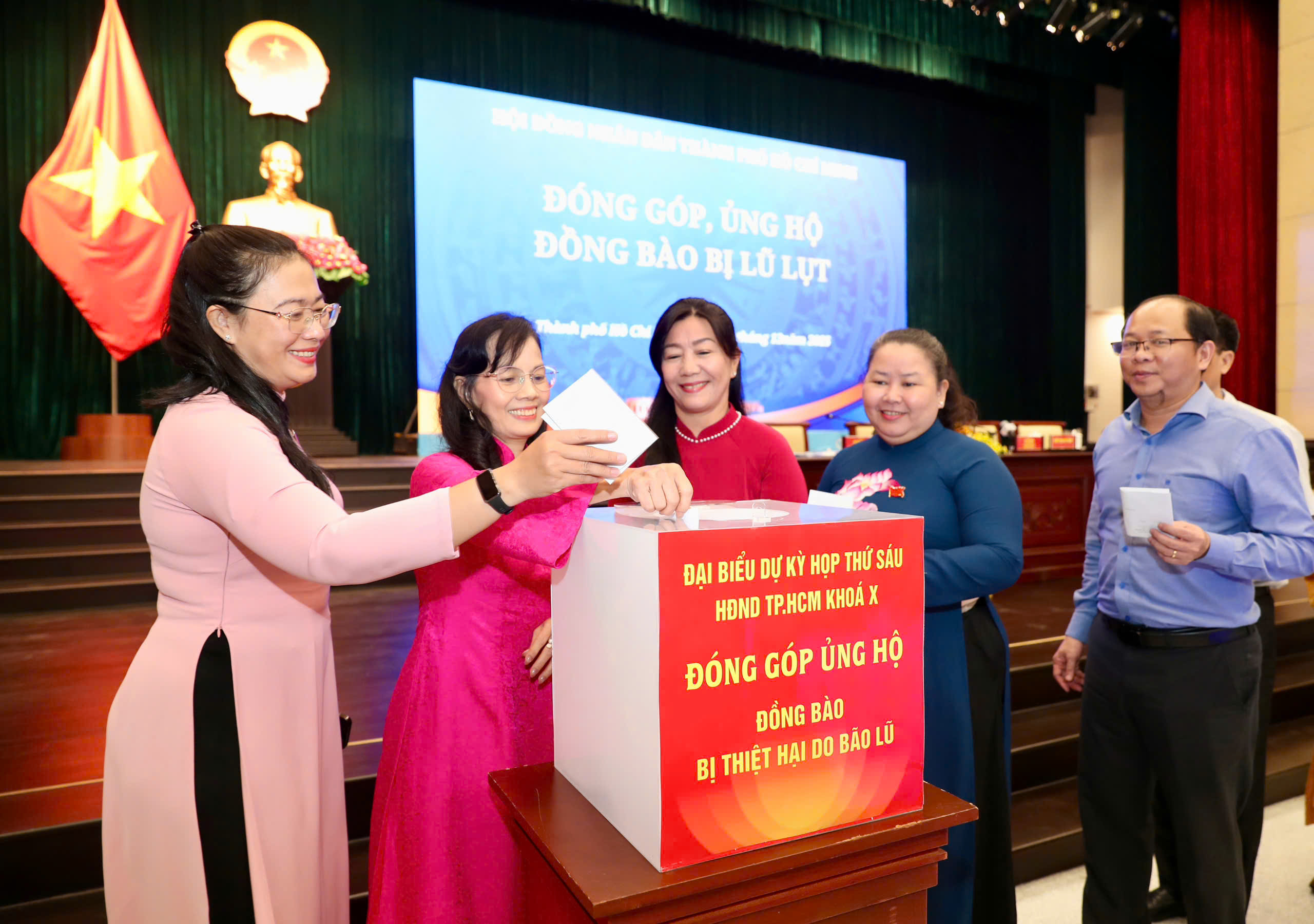 Đại biểu HĐND TPHCM đóng góp ủng hộ đồng bào bị thiệt hại do bão lũ